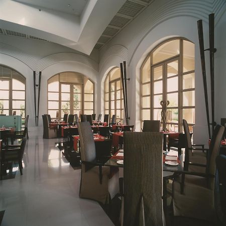 فندق تريدنت غيرغون غورغاون المظهر الخارجي الصورة The restaurant