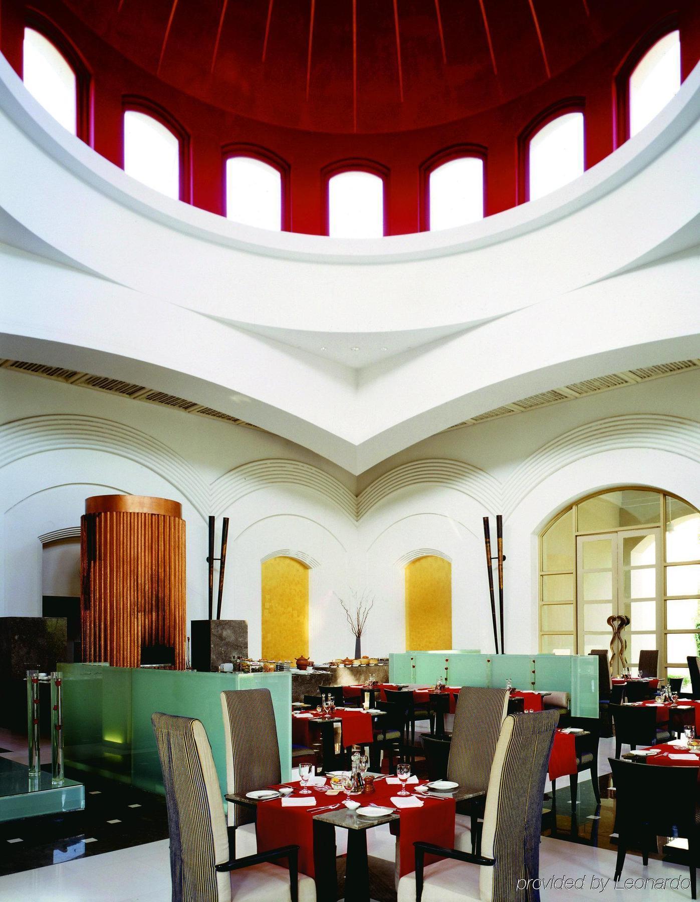 فندق تريدنت غيرغون غورغاون المطعم الصورة The interior of the restaurant