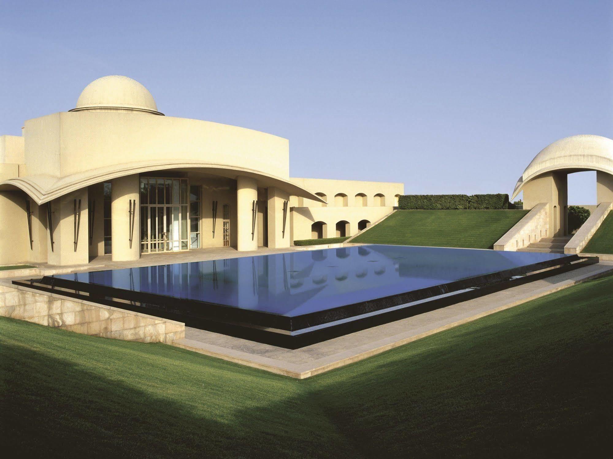 فندق تريدنت غيرغون غورغاون المظهر الخارجي الصورة The main building of the academy