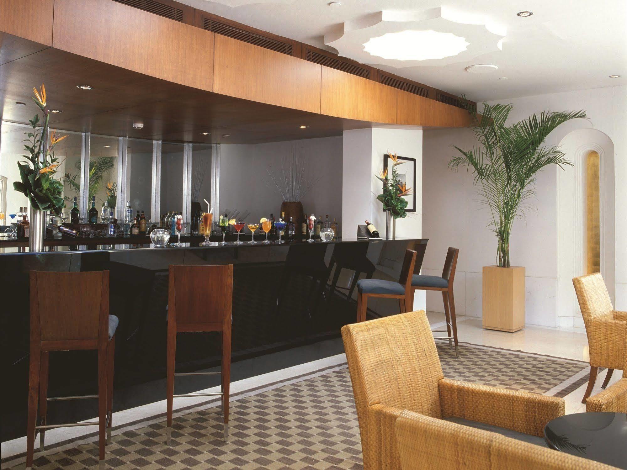 فندق تريدنت غيرغون غورغاون المظهر الخارجي الصورة The bar at the Club Lounge